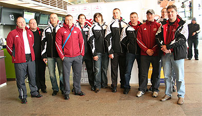 Olimpiskā bobsleja komanda lidostā