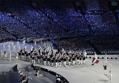 Latvijas Olimpiskā delegācija iesoļo olimpiskajā stadionā
