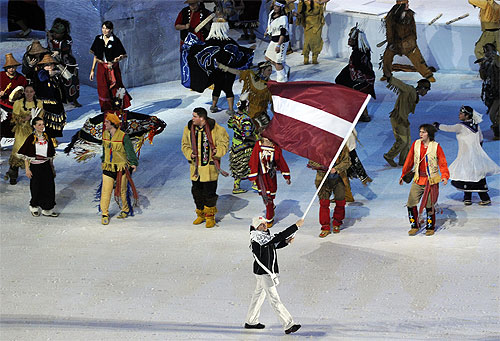 Skeletonists Martins Dukurs ar Latvijas karogu